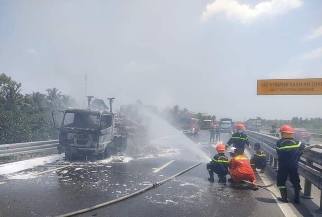 Xe tải cháy rụi trên đường cao tốc Trung Lương - Mỹ Thuận  - Ảnh 3.