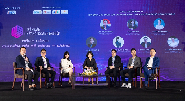 Bà Phạm Thị Vân Khánh - Giám đốc Ban KHDN (thứ ba từ trái qua) cùng các diễn giả, chuyên gia thảo luận chủ đề chuyển đổi số công thương tại diễn đàn Bà Phạm Thị Vân Khánh - Giám đốc Ban KHDN (thứ ba từ trái qua) cùng các diễn giả, chuyên gia thảo luận chủ đề chuyển đổi số công thương tại diễn đàn