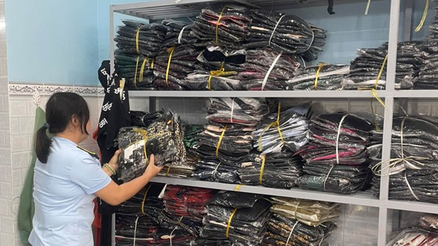 Tây Ninh: Xử phạt shop quần áo giả mạo nhãn hiệu 70 triệu đồng - Ảnh 1.