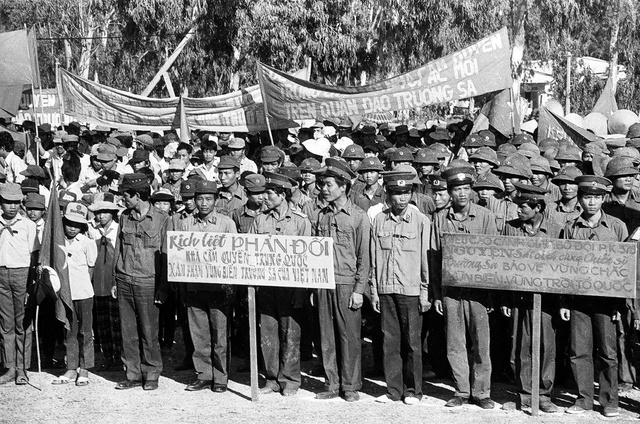 Dòng máu anh hùng: Những đứa con làng biển - Ảnh 1.