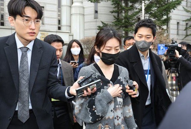 Kim Sae Ron phờ phạc hầu tòa sau bê bối lái xe gây tai nạn - Ảnh 2.