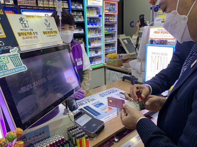 Sử dụng thẻ ngân hàng Việt thanh toán tại Hàn Quốc, Thái Lan - Ảnh 1.