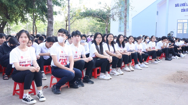 Bình Phước: 1.650 học sinh được tuyên truyền về phòng chống dịch bệnh HIV/AIDS - Ảnh 3.