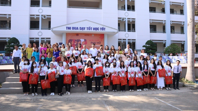Bình Phước: 1.650 học sinh được tuyên truyền về phòng chống dịch bệnh HIV/AIDS - Ảnh 8.