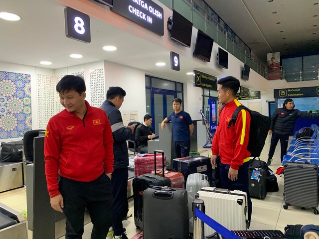 U20 Việt Nam tạm biệt Uzbekistan về nước, HLV Hoàng Anh Tuấn chia sẻ nỗi niềm - Ảnh 1.