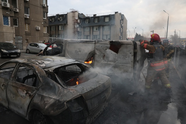Chiến sự ngày 379: Nga dội tên lửa khắp Ukraine để trả đũa 'tấn công khủng bố' - Ảnh 1.