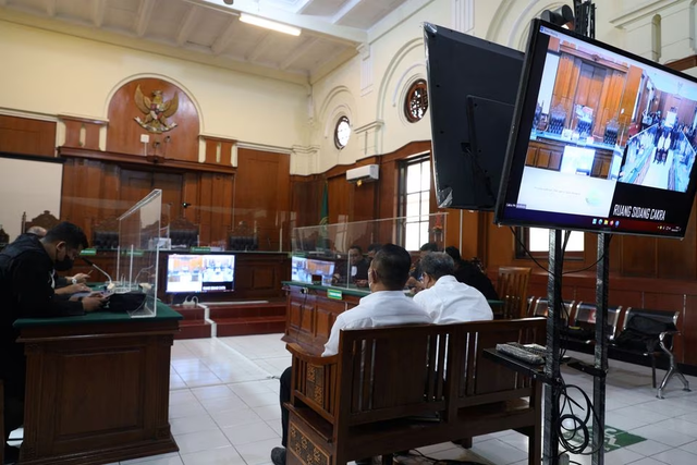 Hai quan chức trận đấu bị tuyên án tù vì vụ giẫm đạp ở Indonesia   - Ảnh 1.