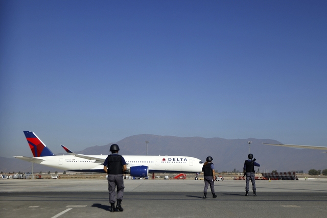 Cướp có vũ trang xông vào sân bay Chile, 2 người thiệt mạng - Ảnh 1.