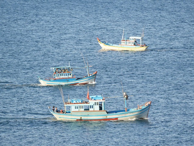 Bình Thuận: sà lan gặp nạn ở vùng biển Phú Quý 4 thuyền viên còn mất tích - Ảnh 1.