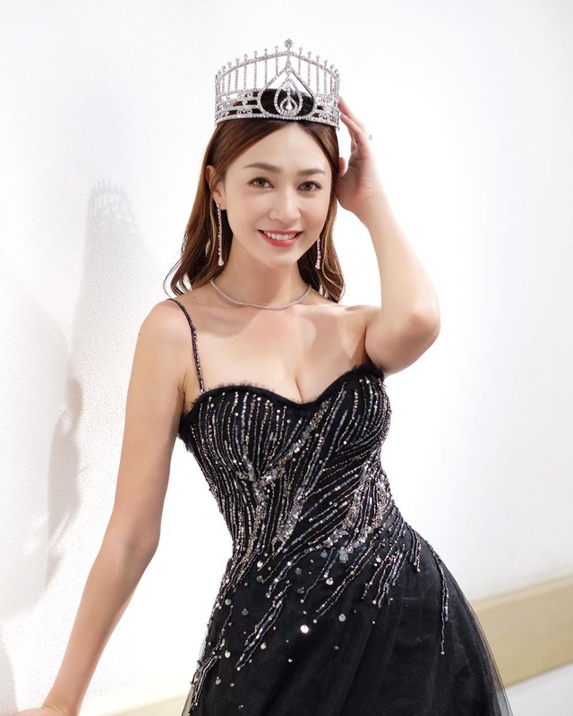 Hoa hậu Hồng Kông lộ khoảnh khắc hớ hênh trên sóng truyền hình - Ảnh 3.