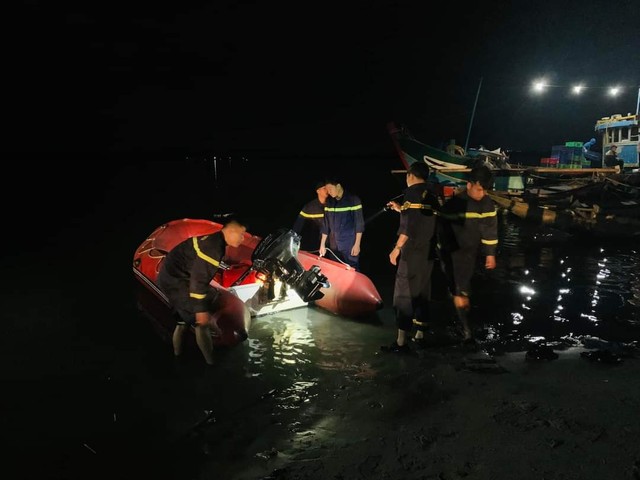 Quảng Trị: Tổ chức tìm kiếm cặp vợ chồng nghi bị đuối nước khi đi đánh cá - Ảnh 1.