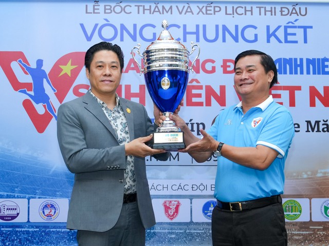 Tổng biên tập Báo Thanh Niên Nguyễn Ngọc Toàn cùng ông Phạm Quý Dương giới thiệu cúp vô địch giải bóng đá Thanh Niên Sinh viên Việt Nam lần 1 năm 2023 - Cúp Café de Măng Đen