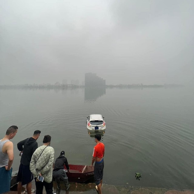 Hà Nội: Đạp nhân chân ga, người phụ nữ lao ô tô ra giữa hồ Tây - Ảnh 2.