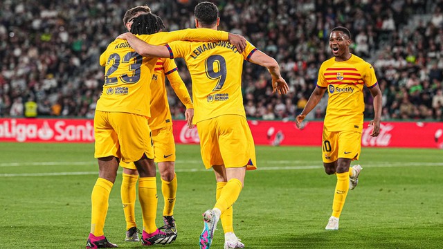 Thắng đậm đội chót bảng Elche, Barcelona chạm tay vào chức vô địch La Liga - Ảnh 1.