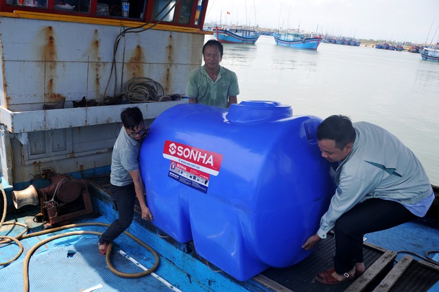 Phú Yên: Trao bồn chứa nước ngọt cho ngư dân - Ảnh 1.