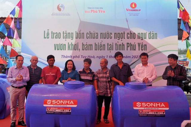 Phú Yên: Trao bồn chứa nước ngọt cho ngư dân - Ảnh 2.
