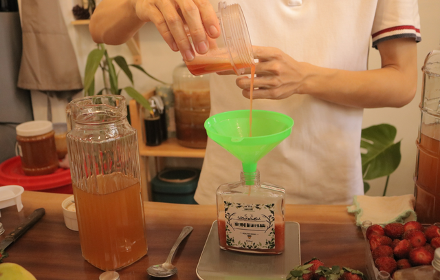 Chàng trai ‘nuôi’ trà kombucha thu về chục triệu đồng - Ảnh 4.