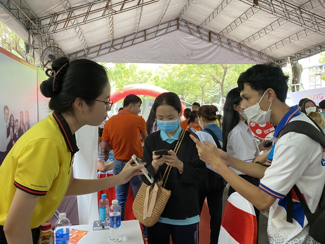 Hàng ngàn việc làm đang chờ sinh viên còn đang đi học - Ảnh 2.