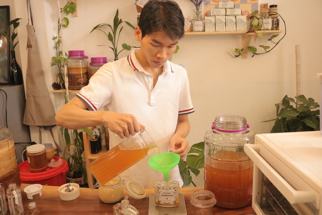 Chàng trai ‘nuôi’ trà kombucha thu về chục triệu đồng - Ảnh 7.