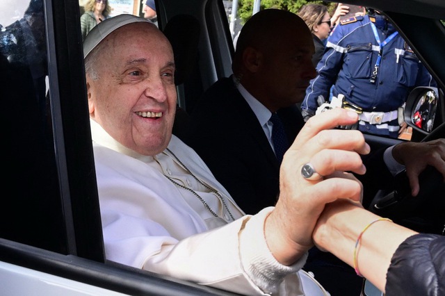 Giáo hoàng Francis xuất viện với nụ cười và câu nói đùa 'tôi vẫn còn sống' - Ảnh 1.