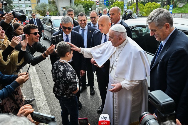 Giáo hoàng Francis xuất viện với nụ cười và câu nói đùa 'tôi vẫn còn sống' - Ảnh 2.