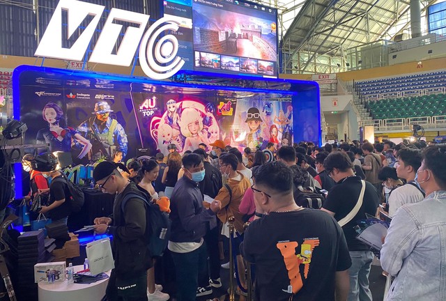Các fan hâm mộ đang xếp hàng trước booth game của NPH VTC