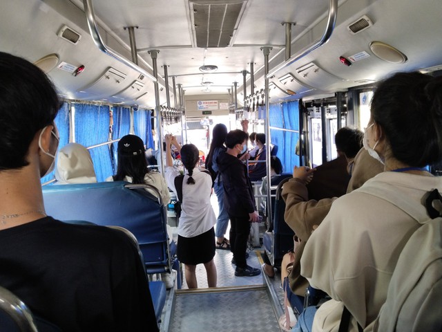 Nắng nóng, lựa chọn đi xe buýt để tránh 'ngồi trên đống lửa' khi đi xe máy - Ảnh 1.