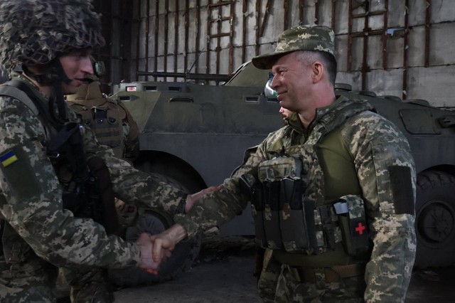 Chiến sự tối 10.4: Ukraine nói Nga đổi sang chiến thuật 'tiêu thổ' ở Bakhmut - Ảnh 1.