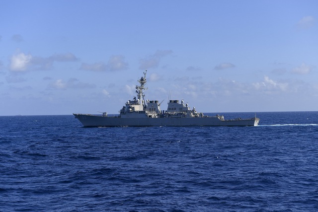 Khu trục hạm Mỹ mang theo tên lửa dẫn đường đi qua quần đảo Trường Sa - Ảnh 1.