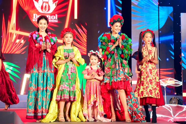 Hoa hậu Lý Kim Thảo diện áo dài nặng 30kg trình diễn thời trang - Ảnh 2.