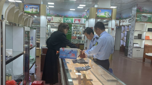 Quảng Ninh: Liên tiếp phát hiện hàng giả bày bán ở Móng Cái - Ảnh 2.