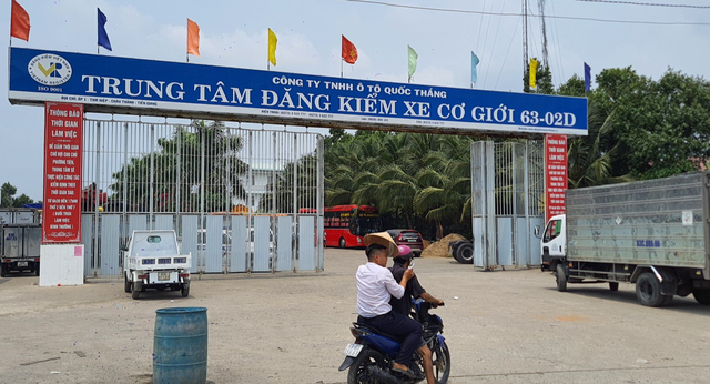 Công an Tiền Giang đang khám xét Trung tâm đăng kiểm 63-02D - Ảnh 2.