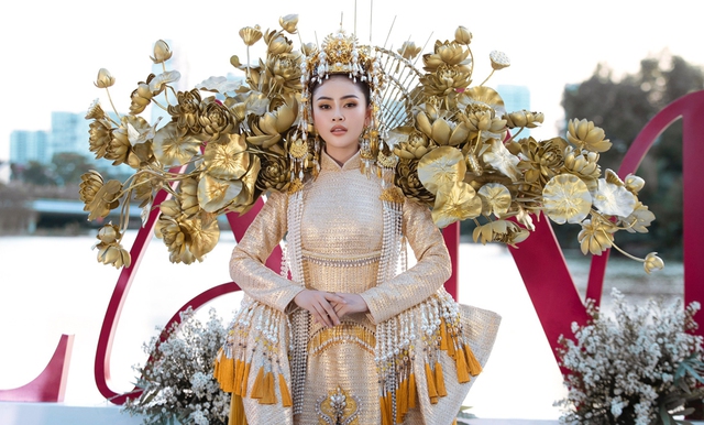 Hoa hậu Lý Kim Thảo diện áo dài nặng 30kg trình diễn thời trang - Ảnh 1.