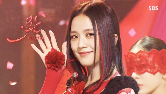 Jisoo (BlackPink) đầy mê hoặc trên sân khấu solo đầu tiên - Ảnh 2.