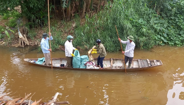 Cán bộ, người dân chung tay dọn dẹp nhánh sông Kiến Giang bị ô nhiễm - Ảnh 1.