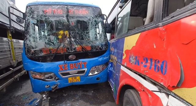 Tai nạn ở Tiền Giang: Va chạm giữa 2 xe buýt, 3 người bị thương - Ảnh 2.