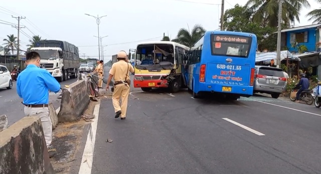 Tai nạn ở Tiền Giang: Va chạm giữa 2 xe buýt, 3 người bị thương - Ảnh 1.