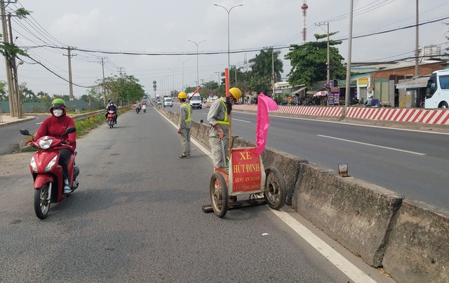 Hàng trăm mảnh đinh hình thoi rải trên QL1 qua trụ sở Công an Q.Bình Tân - Ảnh 1.