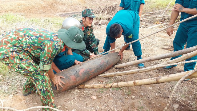 Phát hiện quả bom nặng do Mỹ sản xuất còn nguyên ngòi nổ trong lúc đào đất - Ảnh 2. Phát hiện quả bom nặng do Mỹ sản xuất còn nguyên ngòi nổ trong lúc đào đất - Ảnh 2.