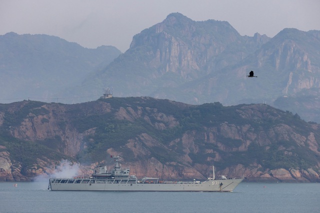Tập trận xong, nhiều tàu chiến Trung Quốc vẫn hoạt động quanh Đài Loan - Ảnh 1.