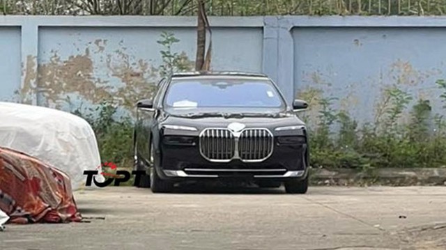 Xe điện BMW i7 lộ diện tại Việt Nam, nghi là xe chính hãng - Ảnh 1.