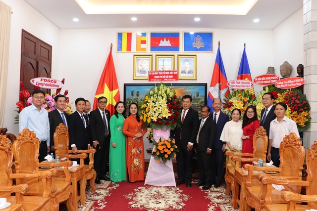 TP.HCM chúc tết cổ truyền Tổng lãnh sự quán Campuchia, Thái Lan, Lào - Ảnh 1.