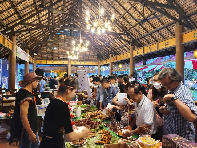 Thưởng thức hơn 350 món tại Lễ hội Văn hóa Ẩm thực, Món ngon Saigontourist Group 2023 - Ảnh 1.