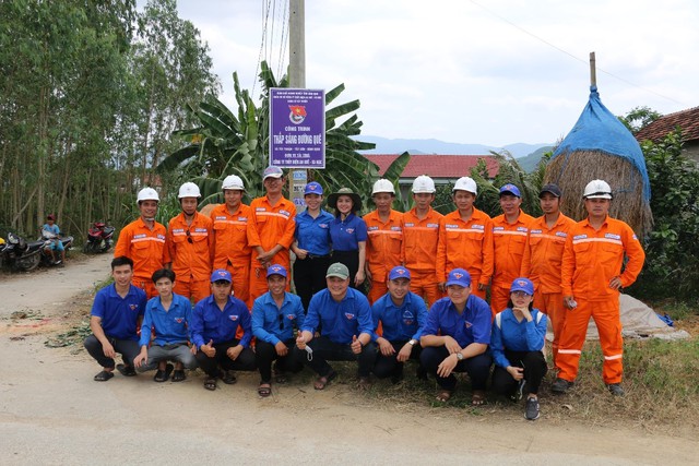 Đoàn thanh niên Công ty thủy điện An Khê - Ka Nak giúp người dân Thượng Sơn - Ảnh 1.