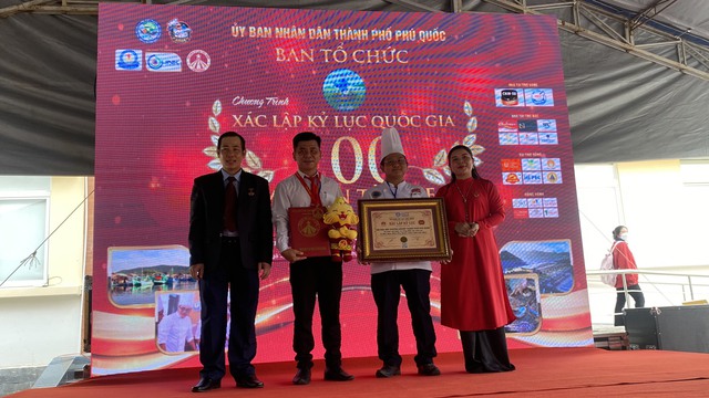 Phú Quốc: Xác lập kỷ lục 100 món ăn từ ghẹ Hàm Ninh  - Ảnh 1.
