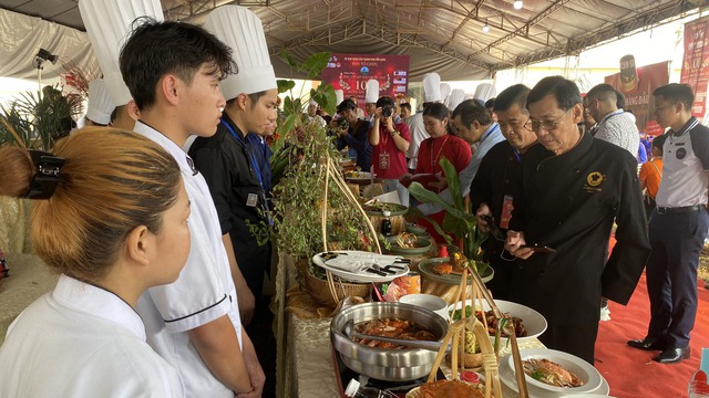 Phú Quốc: Xác lập kỷ lục 100 món ăn từ ghẹ Hàm Ninh  - Ảnh 3.