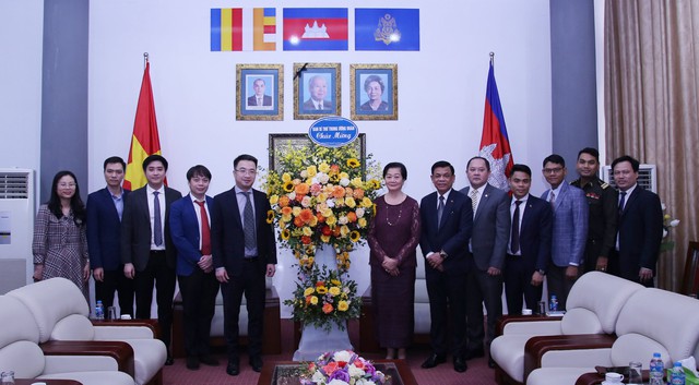 Bí thư T.Ư Đoàn Nguyễn Tường Lâm chúc tết Đại sứ quán Campuchia tại Việt Nam - Ảnh 3.