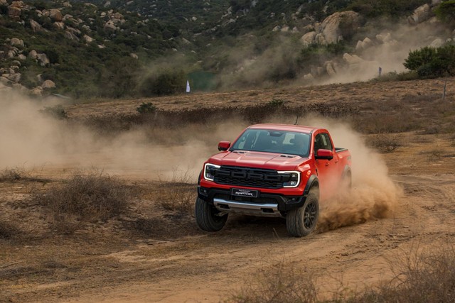 'Ép' Ford Ranger Raptor 2023 tới cực hạn  - Ảnh 4.