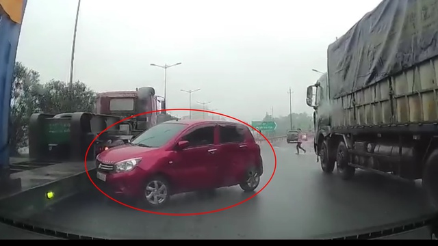 Bị xe tải tông đuôi, nữ tài xế hoảng loạn lái ô tô con húc xe container - Ảnh 2.