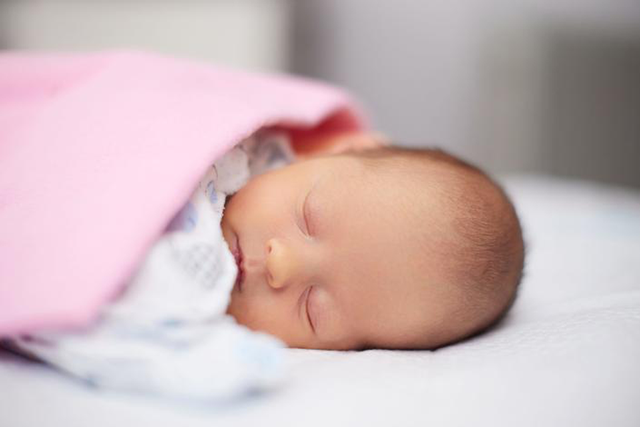 Chuyên gia Mỹ cảnh báo nên cẩn thận khi ngủ chung với trẻ sơ sinh - Ảnh 1.